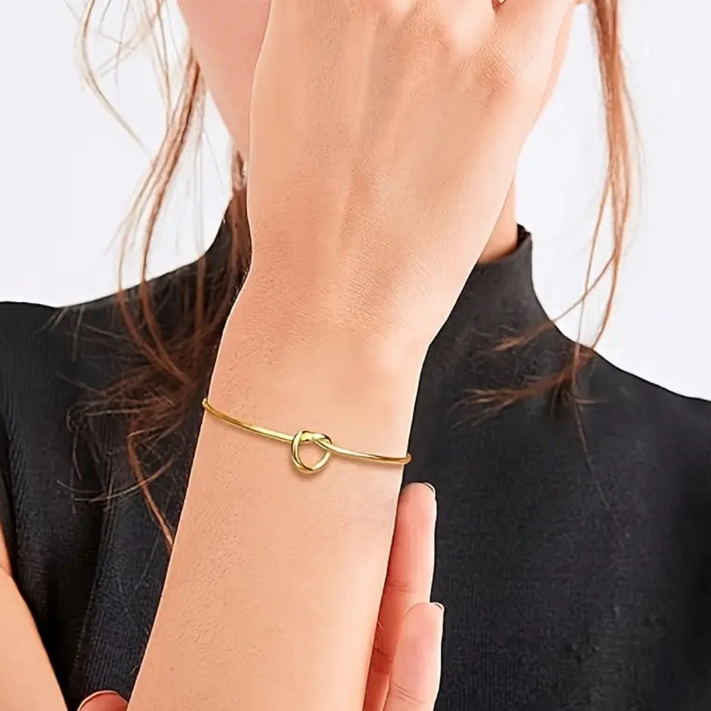 💕Gorgeous Love knot bracelet! Sexy and elegant!